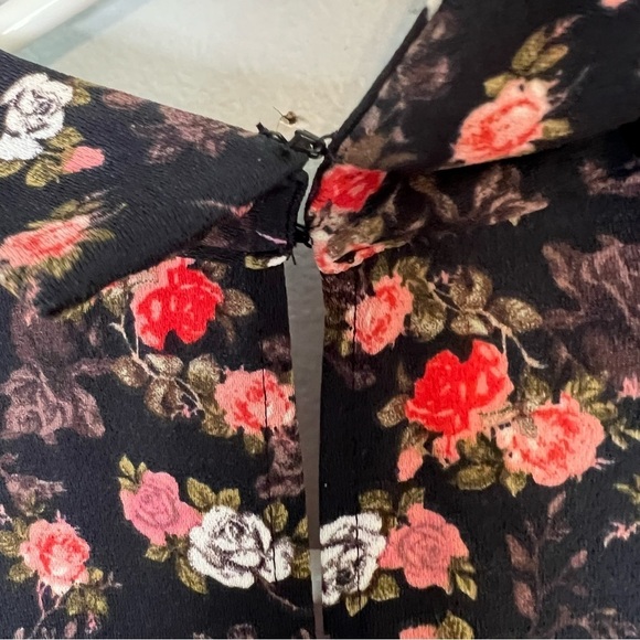 GUESS Women's Scarlett Ditsy Floral Print Bowtie Romper Jumpsuit Sz 4 Y2K - Picture 14 of 16